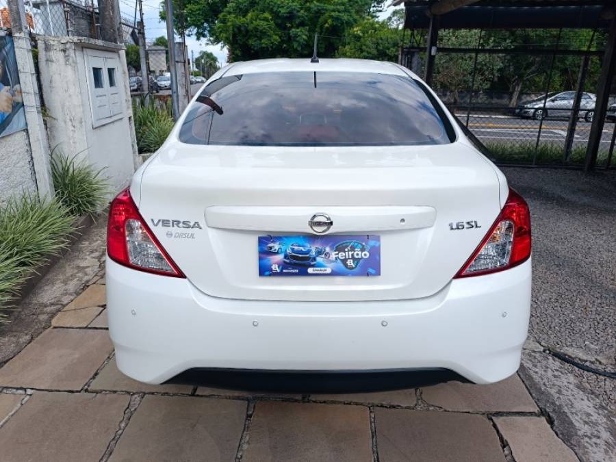 NISSAN - VERSA - 2015/2016 - Branca - R$ 52.900,00