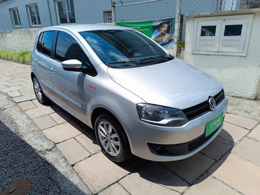 VOLKSWAGEN - FOX - 2013/2014 - Prata - R$ 46.900,00
