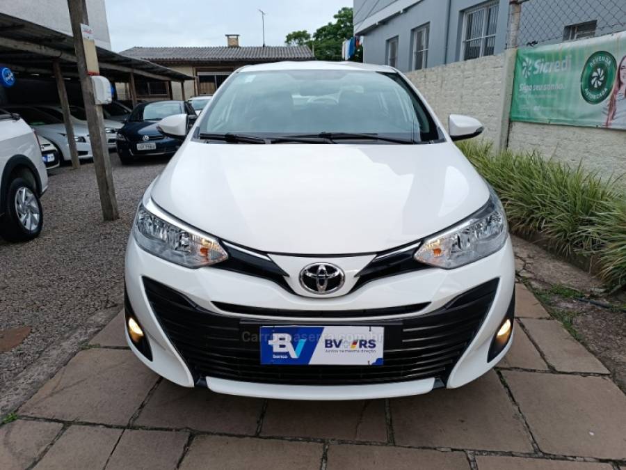 TOYOTA - YARIS - 2020/2021 - Branca - R$ 81.900,00