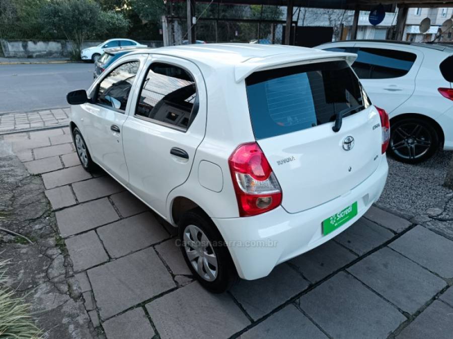 TOYOTA - ETIOS - 2013/2013 - Branca - R$ 38.900,00