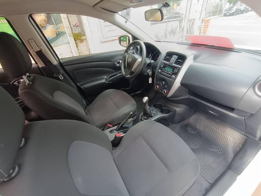 NISSAN - VERSA - 2015/2016 - Branca - R$ 52.900,00