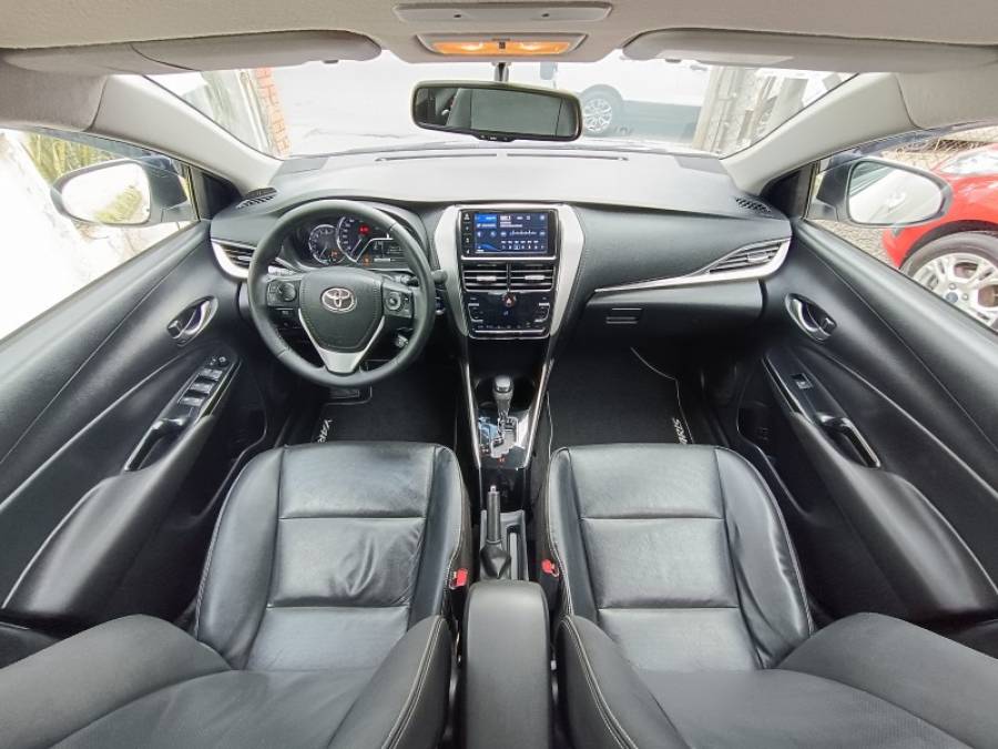 TOYOTA - YARIS - 2020/2021 - Branca - R$ 82.900,00