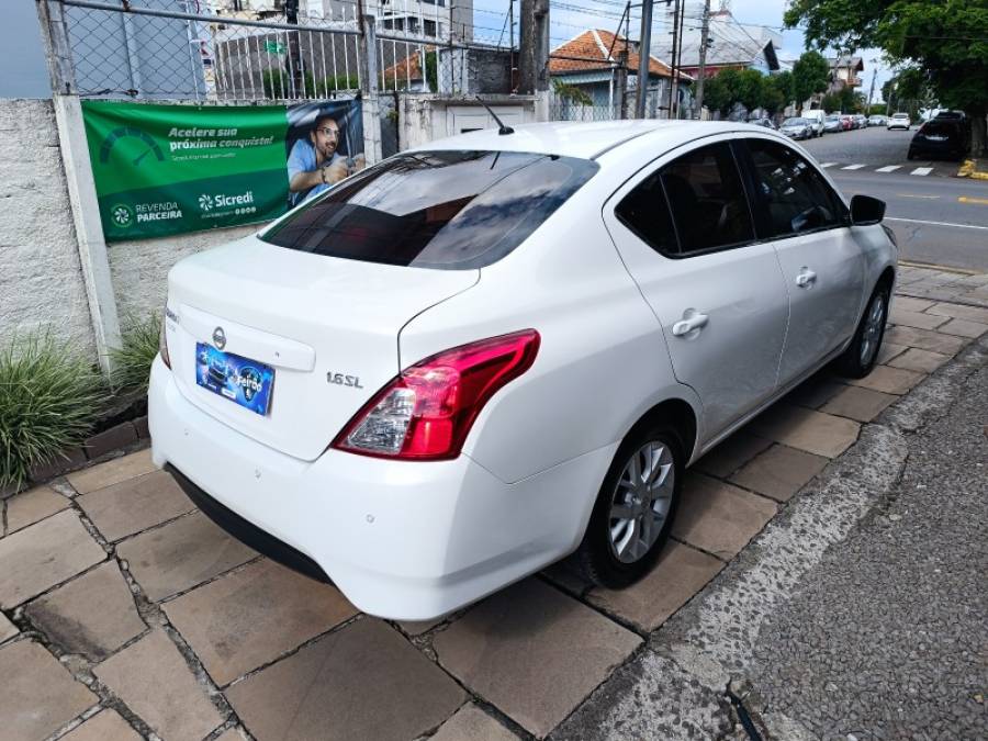 NISSAN - VERSA - 2015/2016 - Branca - R$ 52.900,00