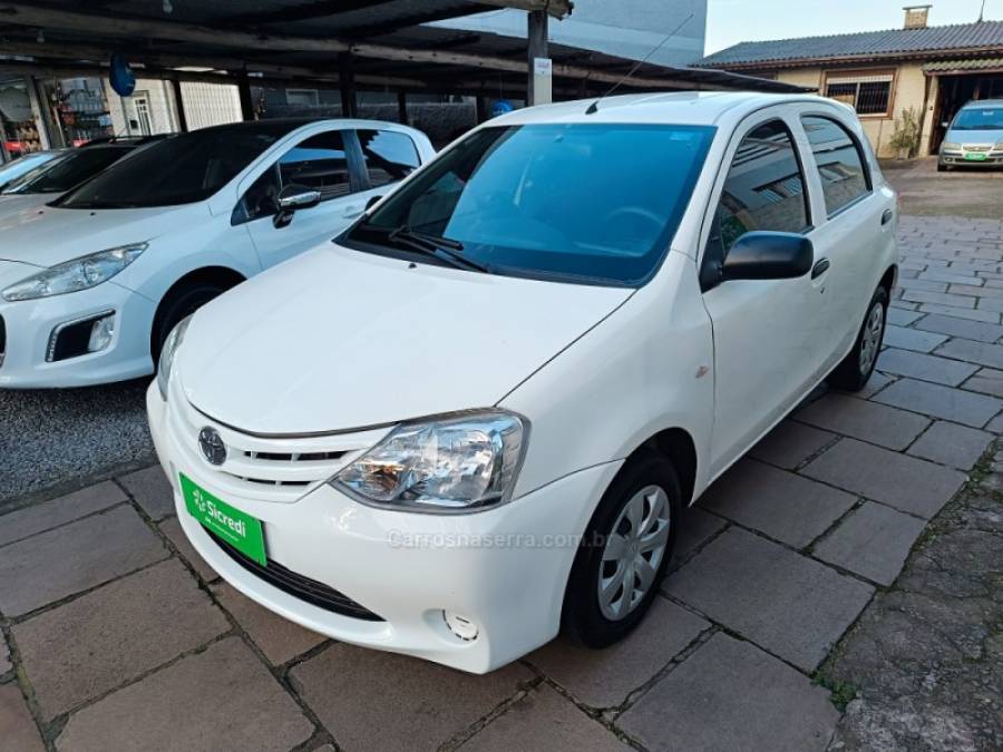 TOYOTA - ETIOS - 2013/2013 - Branca - R$ 38.900,00