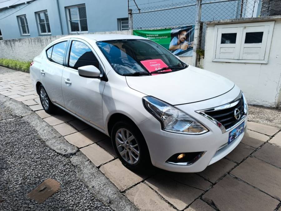 NISSAN - VERSA - 2015/2016 - Branca - R$ 52.900,00