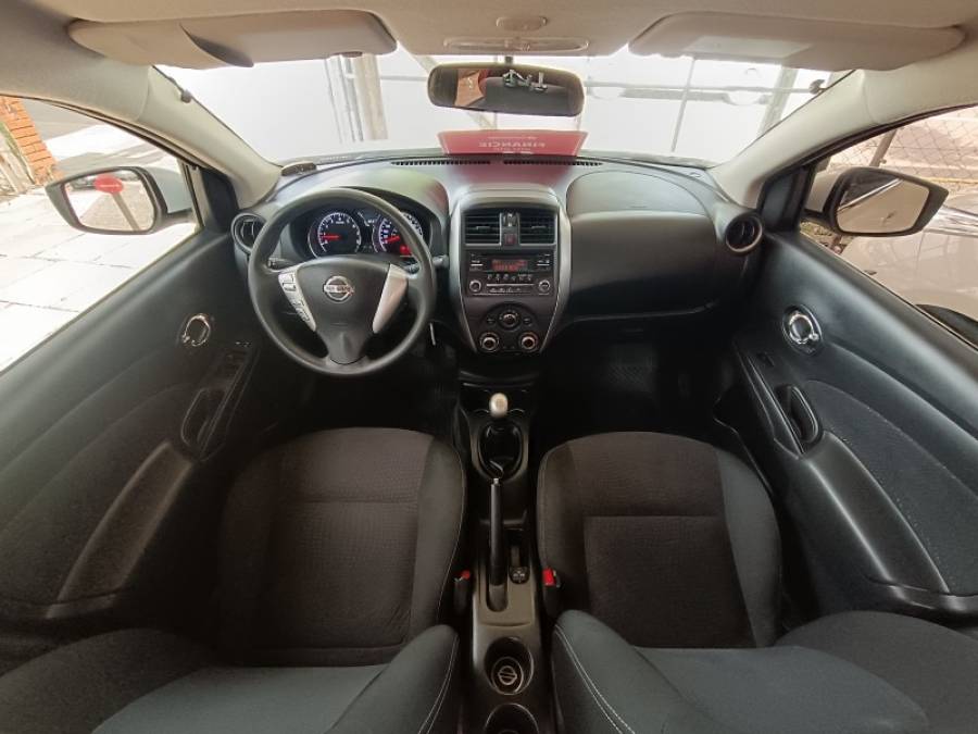 NISSAN - VERSA - 2015/2016 - Branca - R$ 52.900,00