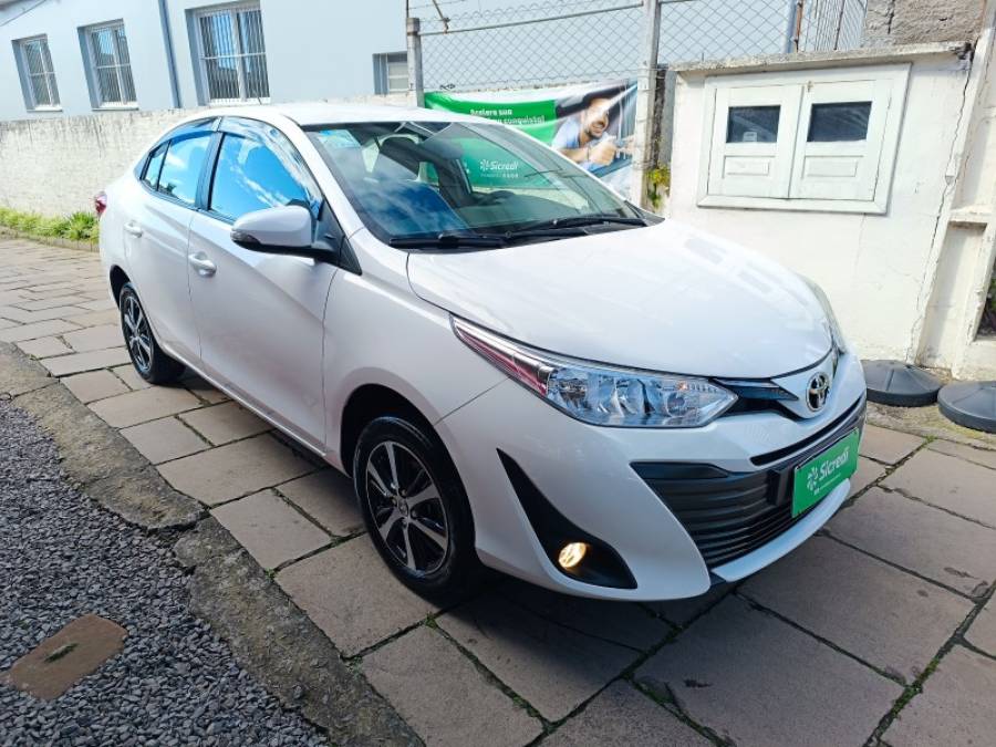 TOYOTA - YARIS - 2020/2021 - Branca - R$ 85.900,00