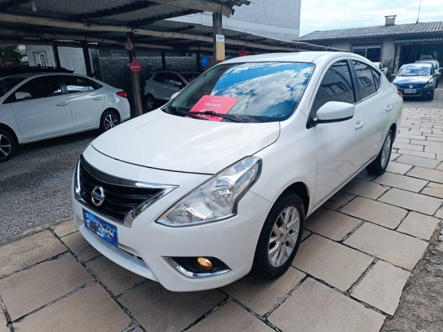 NISSAN - VERSA - 2015/2016 - Branca - R$ 52.900,00