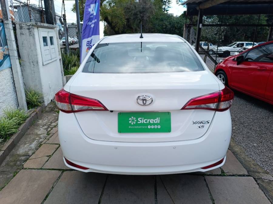 TOYOTA - YARIS - 2020/2021 - Branca - R$ 85.900,00
