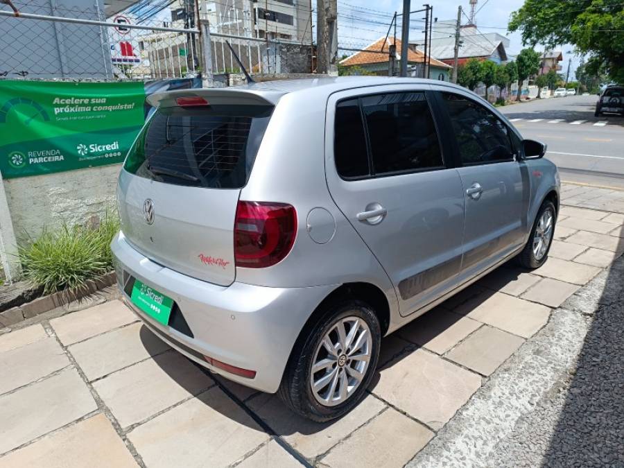 VOLKSWAGEN - FOX - 2013/2014 - Prata - R$ 46.900,00