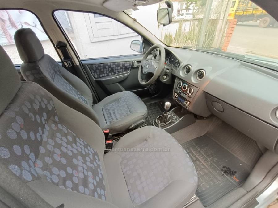 CHEVROLET - CELTA - 2006/2007 - Prata - R$ 21.900,00