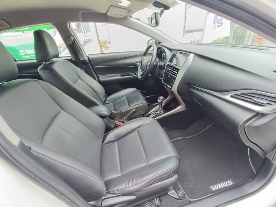 TOYOTA - YARIS - 2020/2021 - Branca - R$ 79.900,00