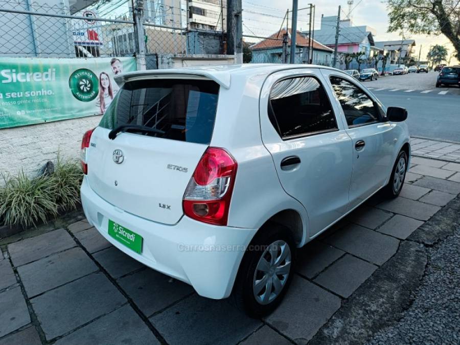 TOYOTA - ETIOS - 2013/2013 - Branca - R$ 38.900,00