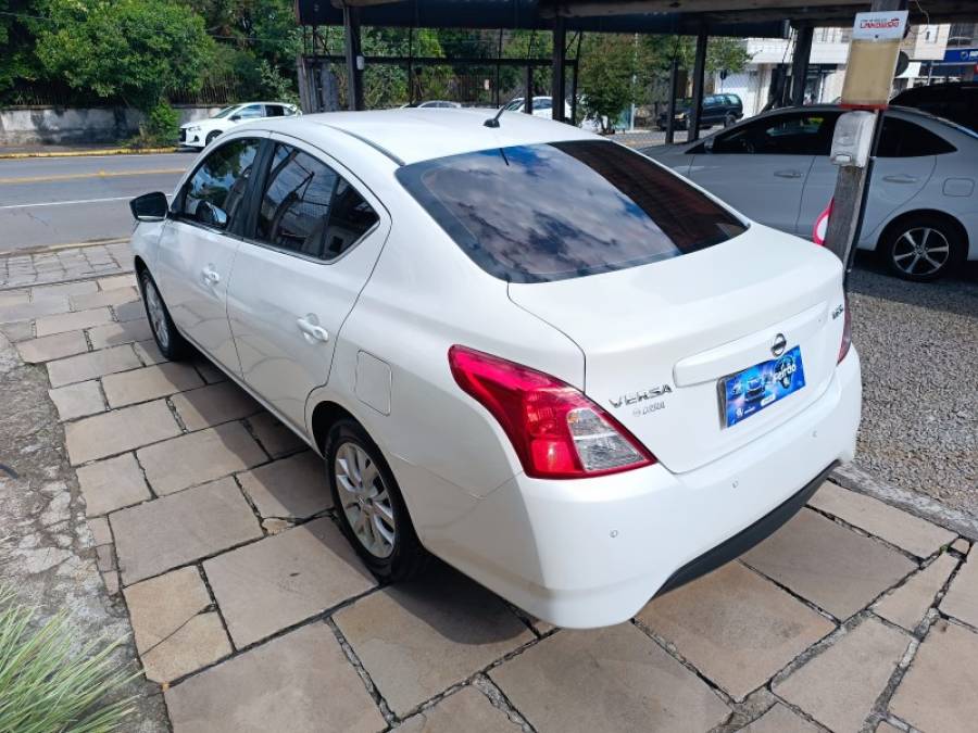 NISSAN - VERSA - 2015/2016 - Branca - R$ 52.900,00