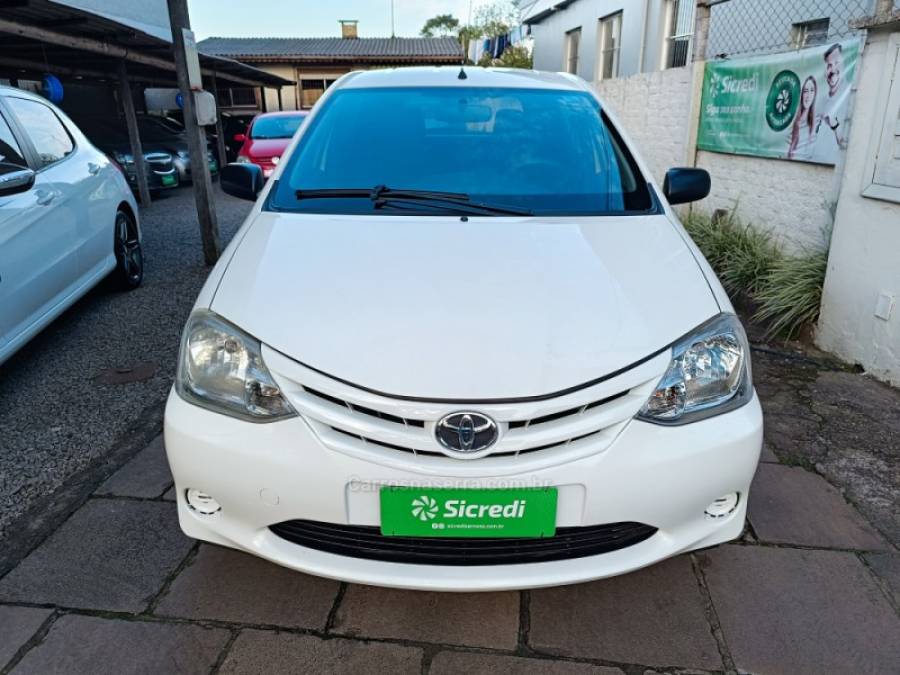 TOYOTA - ETIOS - 2013/2013 - Branca - R$ 38.900,00