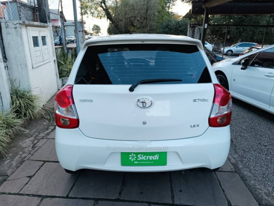 TOYOTA - ETIOS - 2013/2013 - Branca - R$ 38.900,00