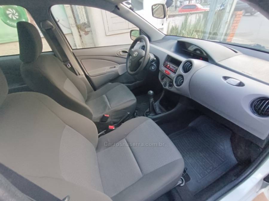 TOYOTA - ETIOS - 2013/2013 - Branca - R$ 38.900,00