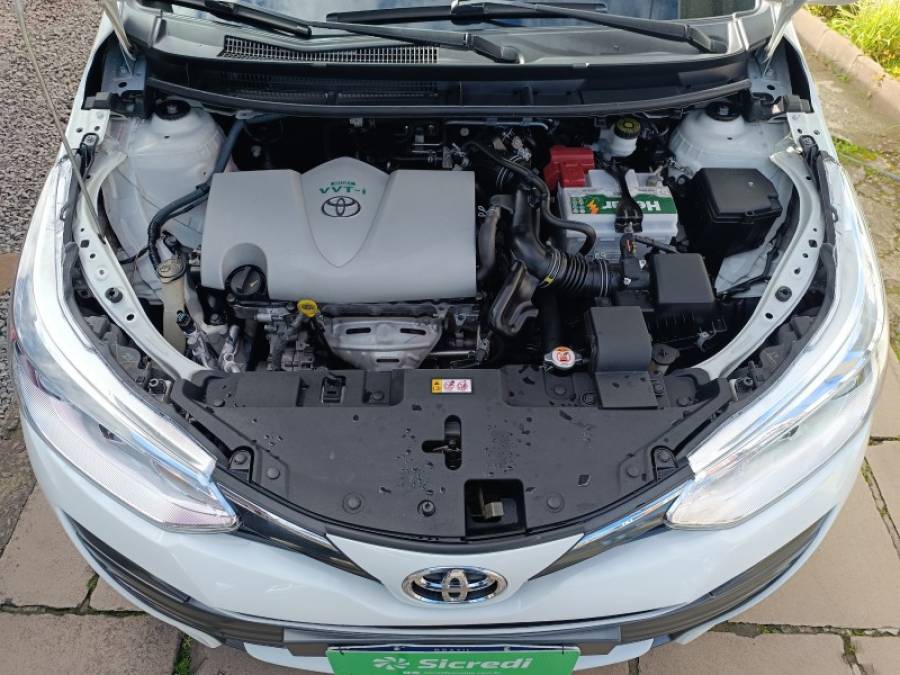 TOYOTA - YARIS - 2020/2021 - Branca - R$ 85.900,00