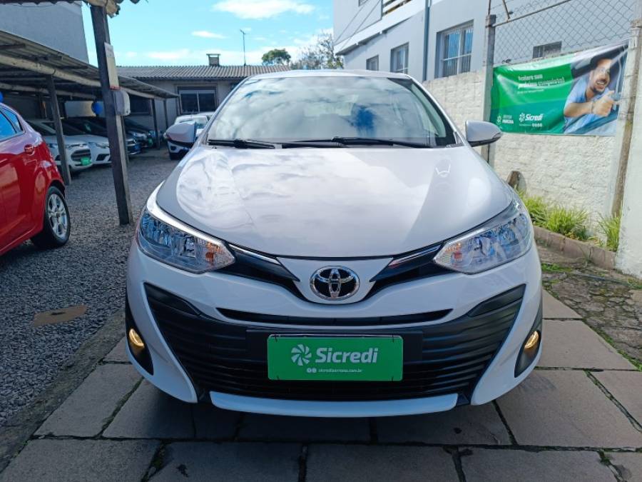TOYOTA - YARIS - 2020/2021 - Branca - R$ 85.900,00