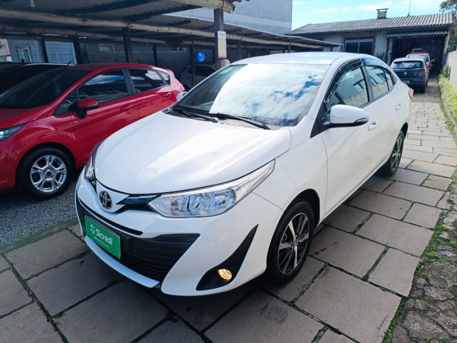 TOYOTA - YARIS - 2020/2021 - Branca - R$ 82.900,00
