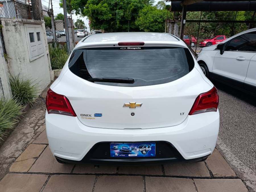 CHEVROLET - ONIX - 2017/2018 - Branca - R$ 64.900,00