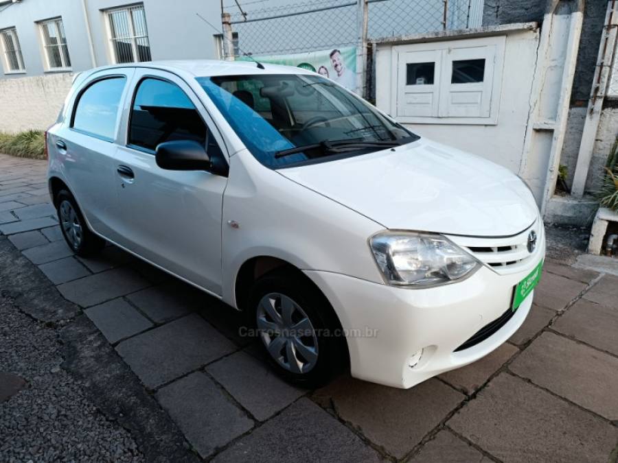 TOYOTA - ETIOS - 2013/2013 - Branca - R$ 38.900,00